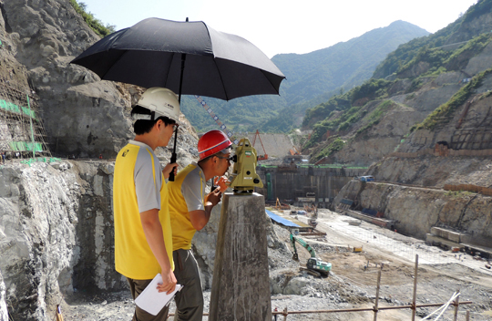 技術人員在進行大壩首級控制網復核 技術人員在進行大壩首級控制網復核