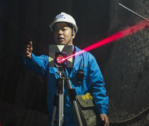 在隧道中進(jìn)行精密測(cè)量 在隧道中進(jìn)行精密測(cè)量