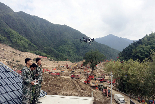 黨員骨干在蘇村應急救災現場利用無人機提供保障 黨員骨干在蘇村應急救災現場利用無人機提供保障